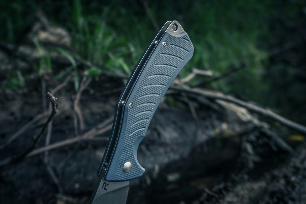 High-quality Damascus steel hunting knife with a sturdy handle, perfect for outdoor use.